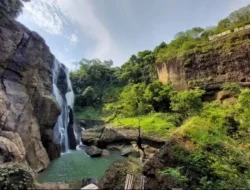 Bangkitkan Wisata Lokal, Pemdes Cidolog Bersama Warga Bersihkan Curug Caweni