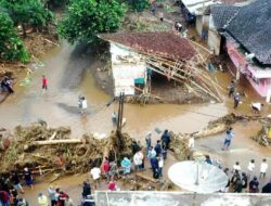 Wakil Ketua II DPRD Sukabumi H. Usep dan Ketua Komisi II Hamzah Gurnita Serahkan Bantuan kepada Korban Banjir Bandang di Cidadap
