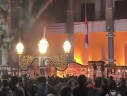 Demo Tolak UU TNI di Malang Memanas, Gedung DPRD Dibakar Demonstran