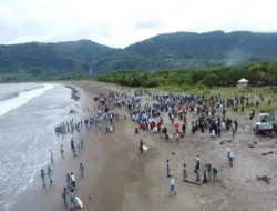 Anggota DPRD Sukabumi Bersihkan Sampah di Pantai Palangpang