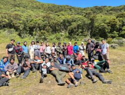 Weekend Cerah di Gunung Gede: Golden Sunset dan Lautan Awan