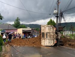 Truk Pengangkut Tanah Terguling di Jalan Alternatif Nagrak, Lalu Lintas Sempat Tersendat