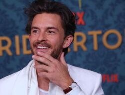 Jonathan Bailey Raih Gelar Pria Terseksi 2025, Kalahkan Banyak Bintang Hollywood!