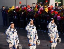 Tiga Astronot Tiongkok Gagal Pulang ke Bumi, Kapsul Diduga Rusak Akibat Puing Antariksa