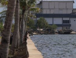 Air Laut di Pesisir Jakarta Tampak Lebih Tinggi dari Permukaan Jalan